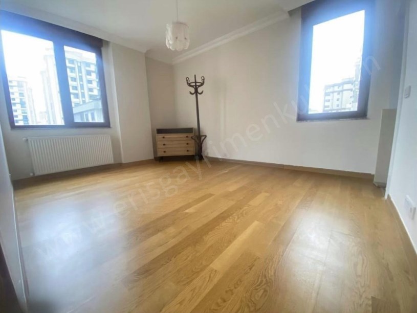 İSTANBUL KADIKÖY SUADİYE TONOZLU DA 2+1 GENÇ BİNA