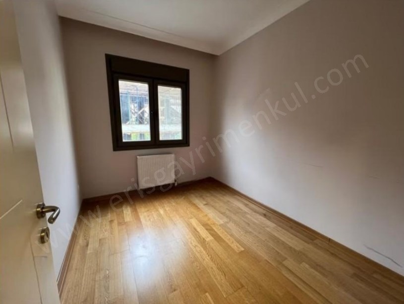 İSTANBUL KADIKÖY  ATATÜRK CADDESİNDE BALKONLU KOMBİLİ BOŞ 3+1