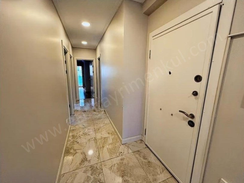 İSTANBUL KADIKÖY  ATATÜRK CADDESİNDE BALKONLU KOMBİLİ BOŞ 3+1