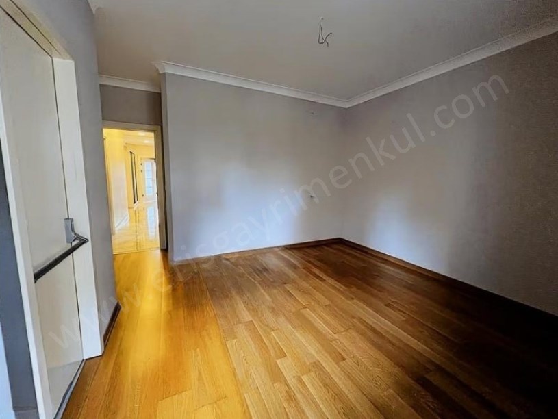 İSTANBUL KADIKÖY  ATATÜRK CADDESİNDE BALKONLU KOMBİLİ BOŞ 3+1