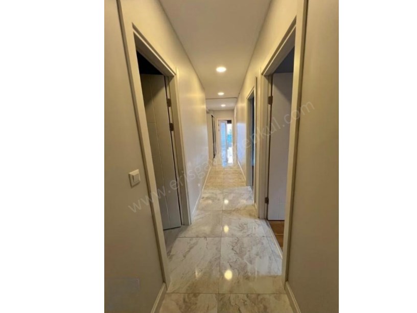 İSTANBUL KADIKÖY  ATATÜRK CADDESİNDE BALKONLU KOMBİLİ BOŞ 3+1