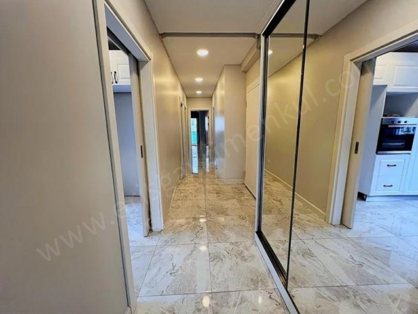 İSTANBUL KADIKÖY  ATATÜRK CADDESİNDE BALKONLU KOMBİLİ BOŞ 3+1