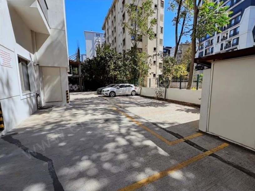 İSTANBUL KADIKÖY  ATATÜRK CADDESİNDE BALKONLU KOMBİLİ BOŞ 3+1