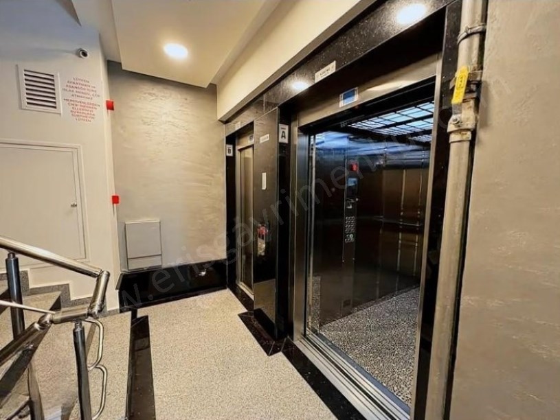 İSTANBUL KADIKÖY  ATATÜRK CADDESİNDE BALKONLU KOMBİLİ BOŞ 3+1