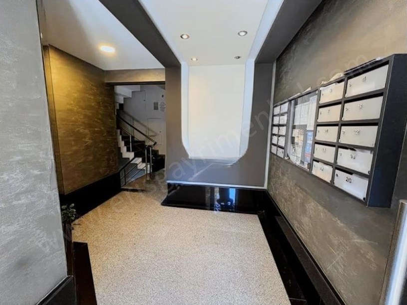 İSTANBUL KADIKÖY  ATATÜRK CADDESİNDE BALKONLU KOMBİLİ BOŞ 3+1