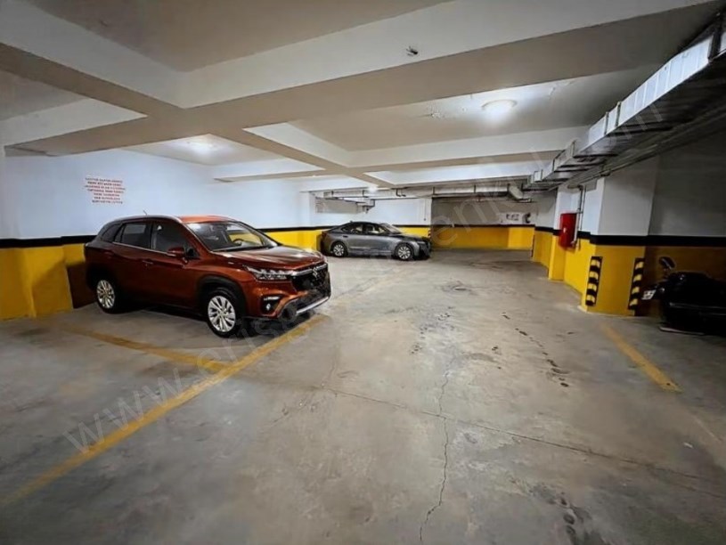 İSTANBUL KADIKÖY  ATATÜRK CADDESİNDE BALKONLU KOMBİLİ BOŞ 3+1