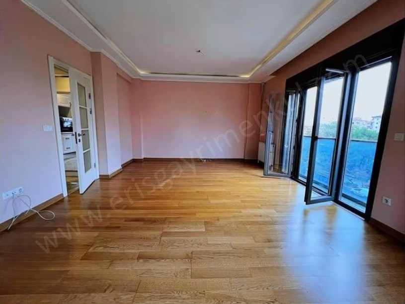 İSTANBUL KADIKÖY  ATATÜRK CADDESİNDE BALKONLU KOMBİLİ BOŞ 3+1