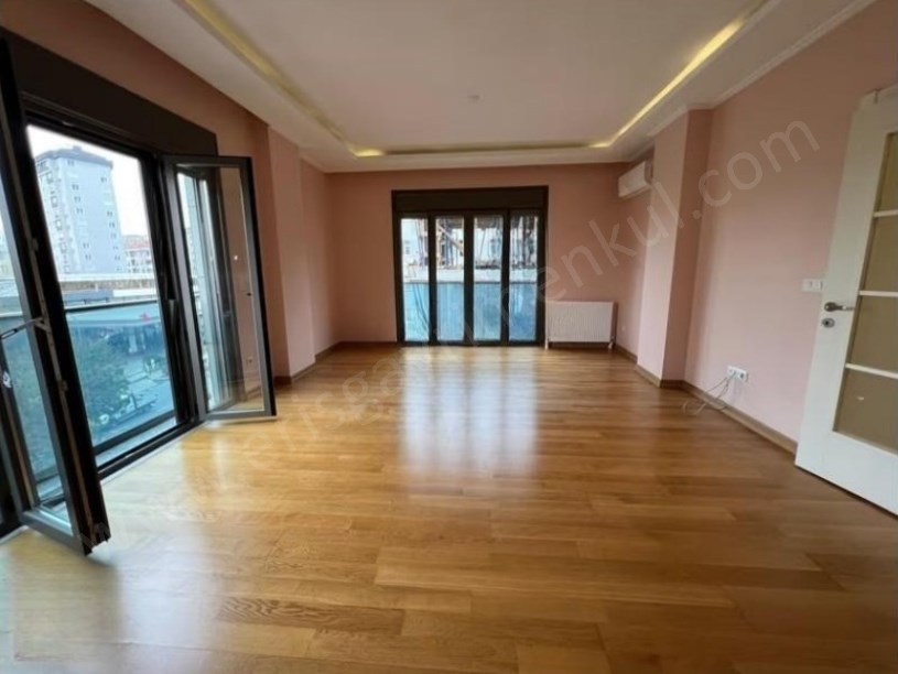 İSTANBUL KADIKÖY  ATATÜRK CADDESİNDE BALKONLU KOMBİLİ BOŞ 3+1