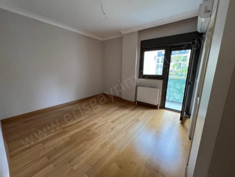 İSTANBUL KADIKÖY  ATATÜRK CADDESİNDE BALKONLU KOMBİLİ BOŞ 3+1