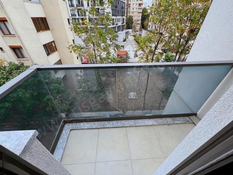 İSTANBUL KADIKÖY  ATATÜRK CADDESİNDE BALKONLU KOMBİLİ BOŞ 3+1