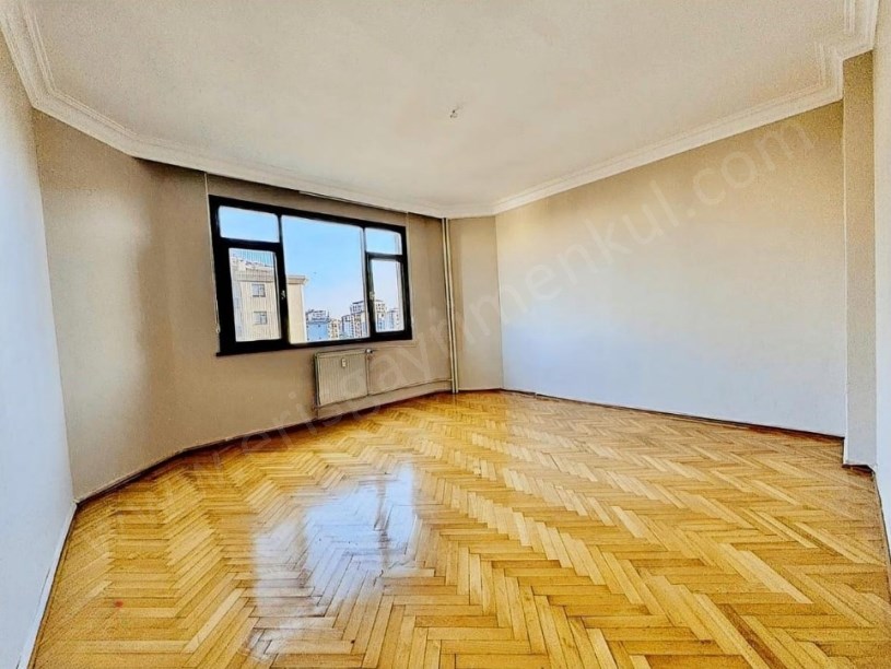 İSTANBUL KADIKÖY  19 MAYIS MAH.BALKONLU OTOPARKLI 142m2 3+1 SATILIK DAİRE