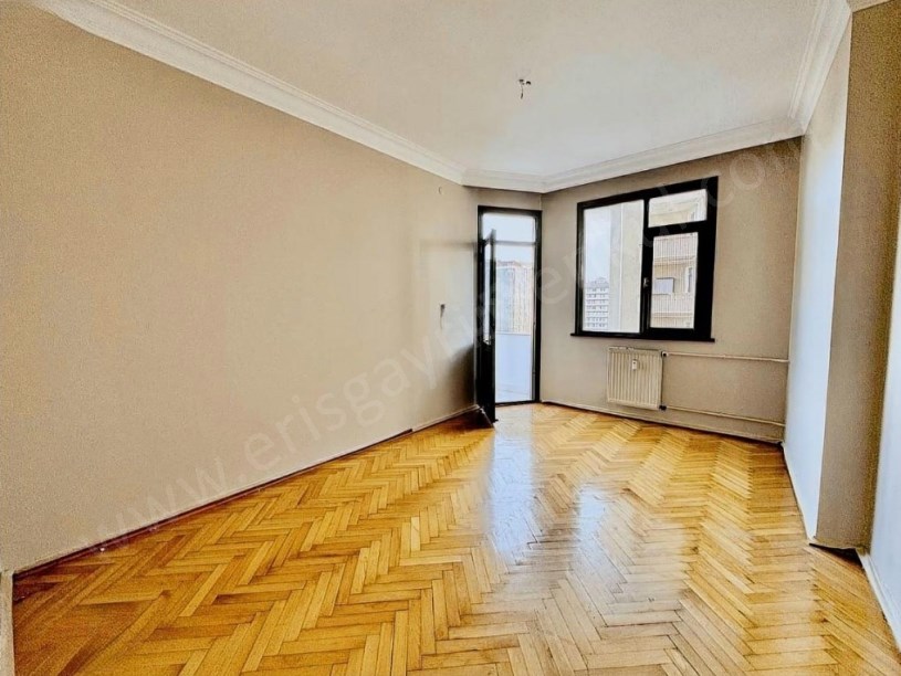 İSTANBUL KADIKÖY  19 MAYIS MAH.BALKONLU OTOPARKLI 142m2 3+1 SATILIK DAİRE