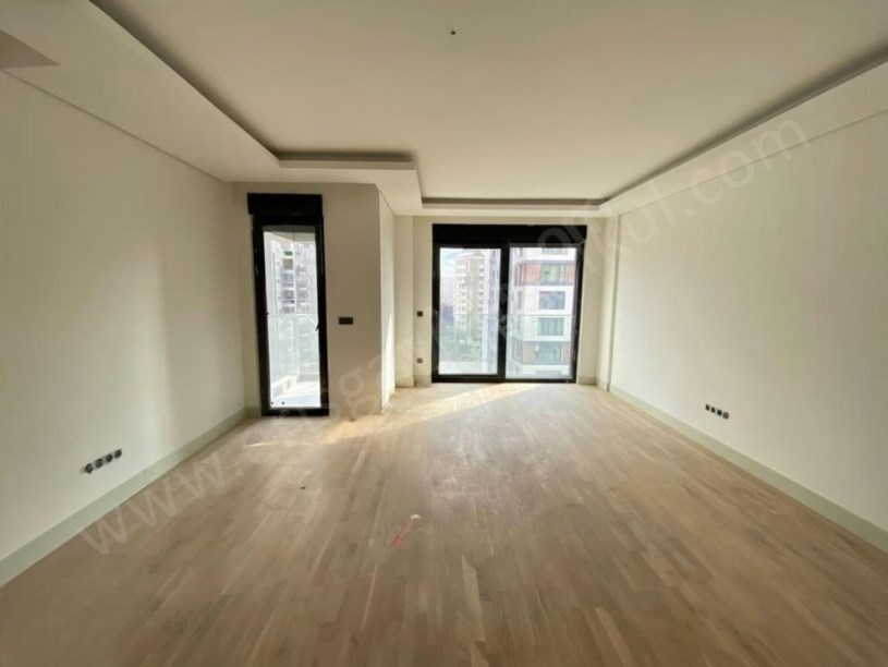 İSTANBUL KADIKÖY SUADİYE CADDE ÜSTÜ SIFIR 2+1 SATILIK DAİRE