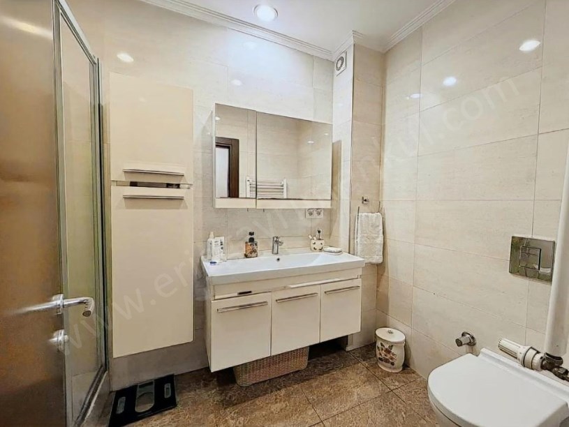 İSTANBUL KADIKÖY SUADİYEDE CADDEYE YAKIN YENİ BİNADA FERAH NET 100 m2 3+1