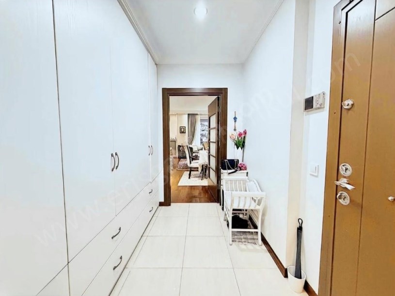 İSTANBUL KADIKÖY SUADİYEDE CADDEYE YAKIN YENİ BİNADA FERAH NET 100 m2 3+1