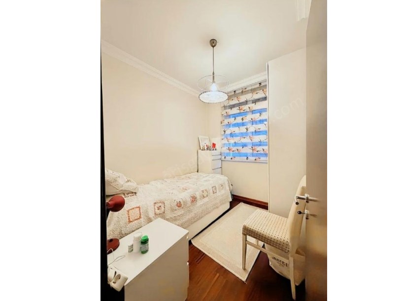 İSTANBUL KADIKÖY SUADİYEDE CADDEYE YAKIN YENİ BİNADA FERAH NET 100 m2 3+1