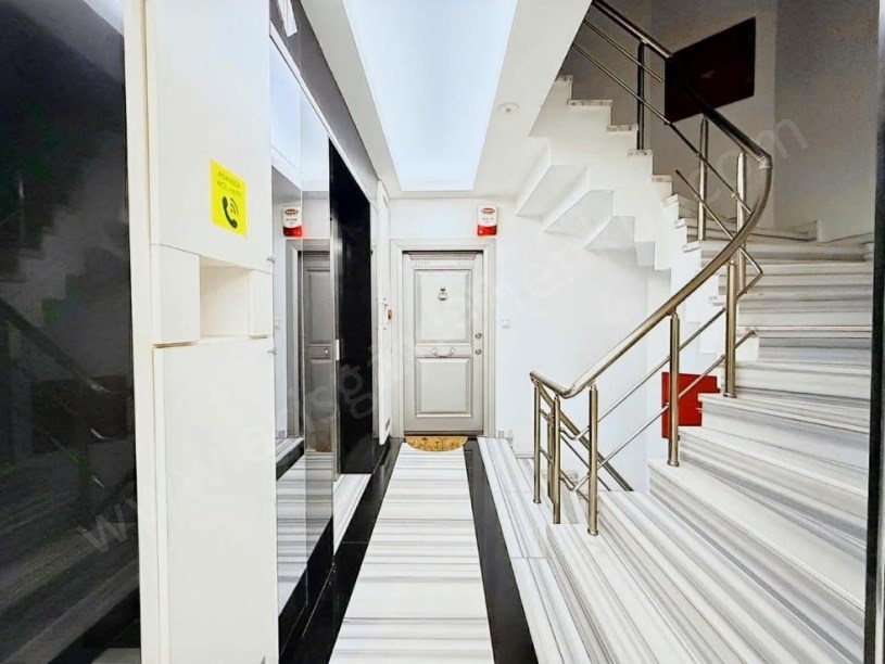 İSTANBUL KADIKÖY SUADİYEDE CADDEYE YAKIN YENİ BİNADA FERAH NET 100 m2 3+1