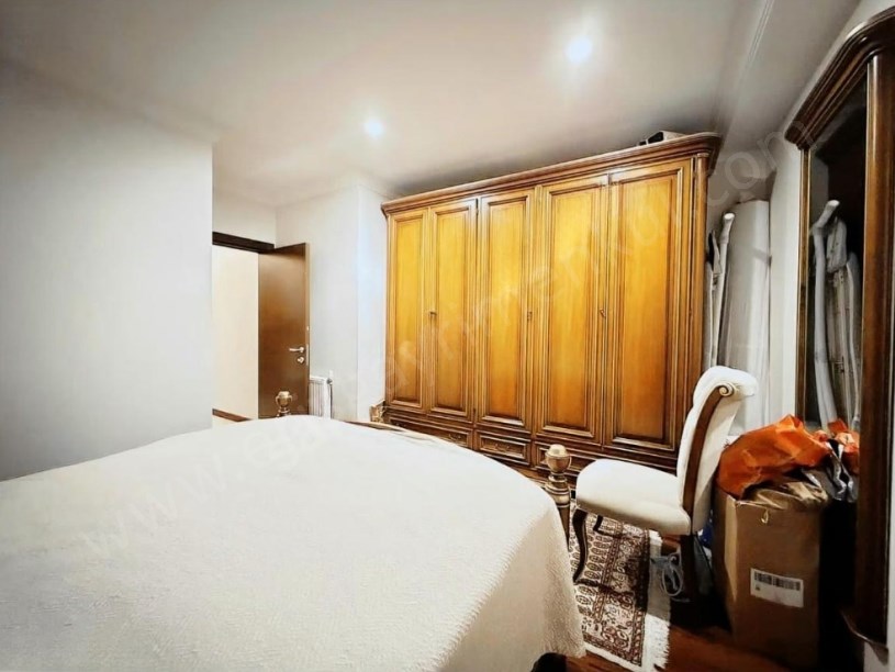 İSTANBUL KADIKÖY SUADİYEDE CADDEYE YAKIN YENİ BİNADA FERAH NET 100 m2 3+1