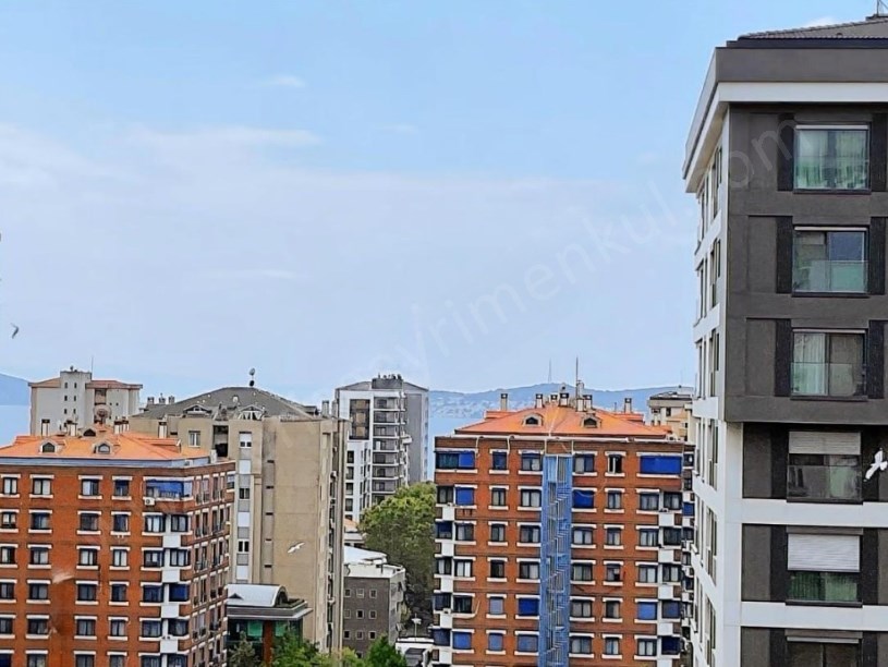 İSTANBUL KADIKÖY SUADİYE DE BAĞDAT CADDESİNE 200 M MESAFEDE 135 M2   3+1