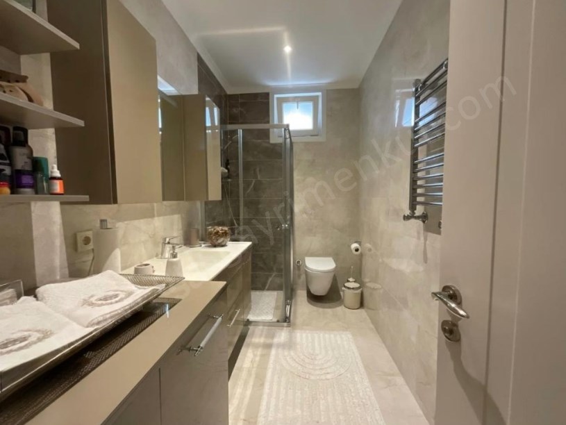 İSTANBUL KADIKÖY SUADİYE DE BAĞDAT CADDESİNE 200 M MESAFEDE 135 M2   3+1