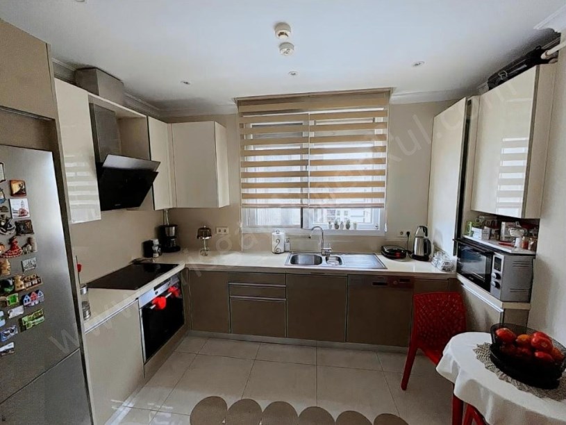 İSTANBUL KADIKÖY SUADİYE DE BAĞDAT CADDESİNE 200 M MESAFEDE 135 M2   3+1