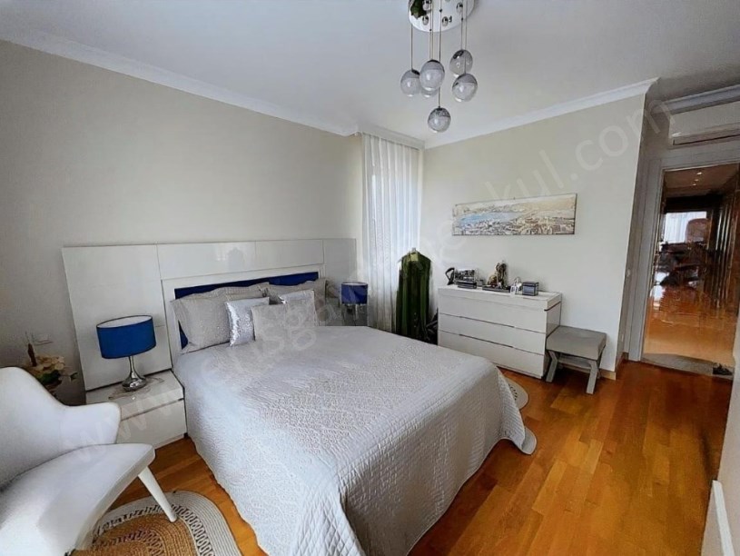 İSTANBUL KADIKÖY SUADİYE DE BAĞDAT CADDESİNE 200 M MESAFEDE 135 M2   3+1