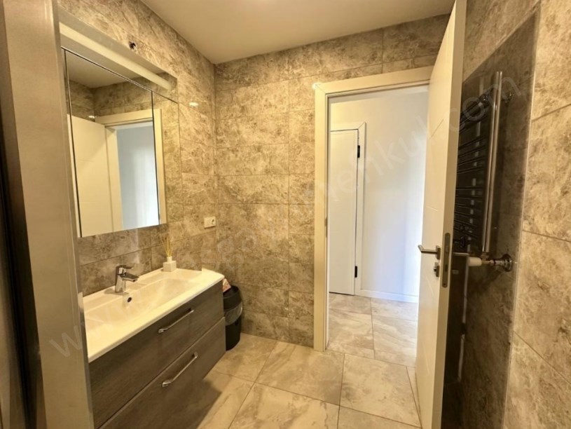 İSTANBUL KADIKÖY  SUADİYE EMİN ALİ PAŞA CAD 4+1 BAHÇE KULLANIMLI.