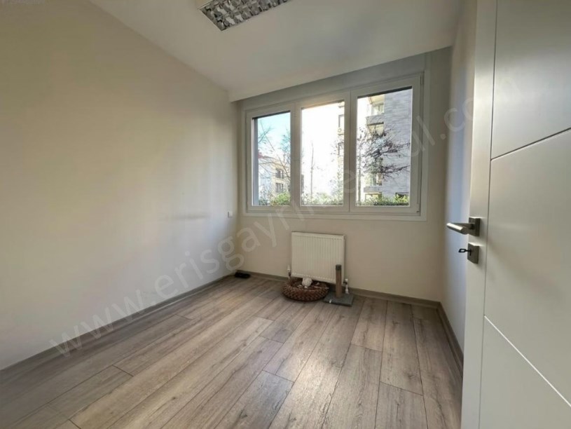 İSTANBUL KADIKÖY  SUADİYE EMİN ALİ PAŞA CAD 4+1 BAHÇE KULLANIMLI.