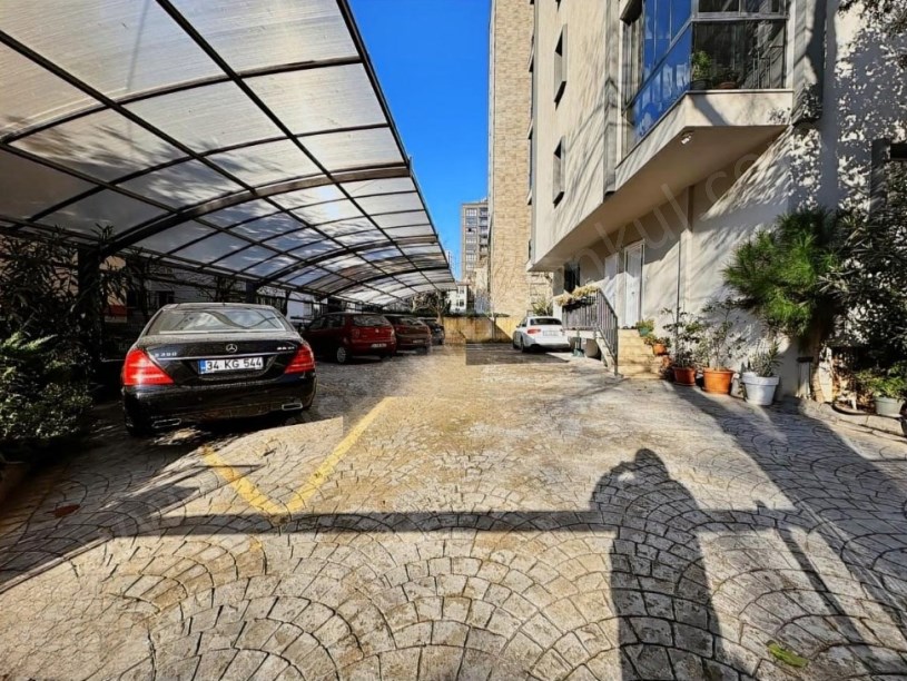 İSTANBUL KADIKÖY  SUADİYE EMİN ALİ PAŞA CAD 4+1 BAHÇE KULLANIMLI.