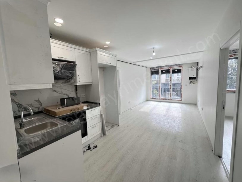 İSTANBUL KADIKÖY ÇATALÇEŞMEDE CADDEYE 6. BİNA 2+1 75 M2 YENİ BİNA