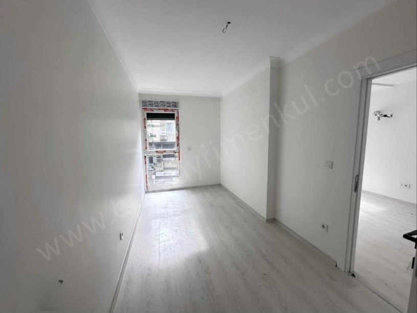 İSTANBUL KADIKÖY ÇATALÇEŞMEDE CADDEYE 6. BİNA 2+1 75 M2 YENİ BİNA