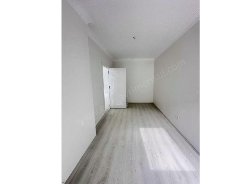 İSTANBUL KADIKÖY ÇATALÇEŞMEDE CADDEYE 6. BİNA 2+1 75 M2 YENİ BİNA