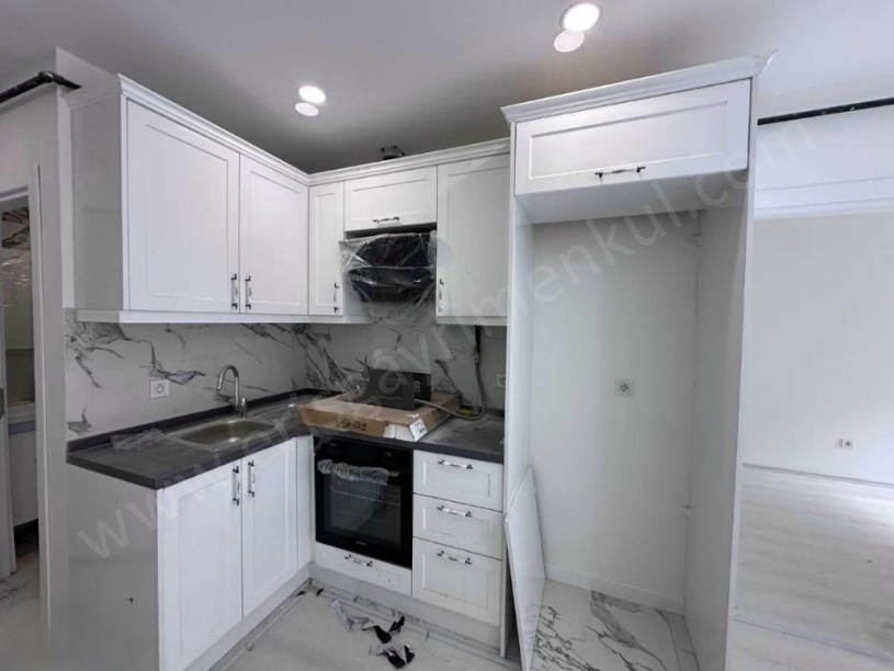 İSTANBUL KADIKÖY ÇATALÇEŞMEDE CADDEYE 6. BİNA 2+1 75 M2 YENİ BİNA