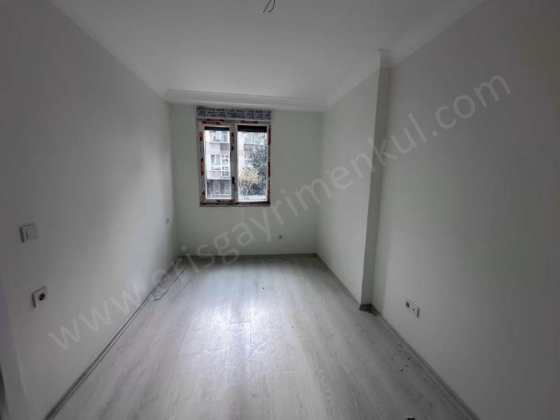 İSTANBUL KADIKÖY ÇATALÇEŞMEDE CADDEYE 6. BİNA 2+1 75 M2 YENİ BİNA