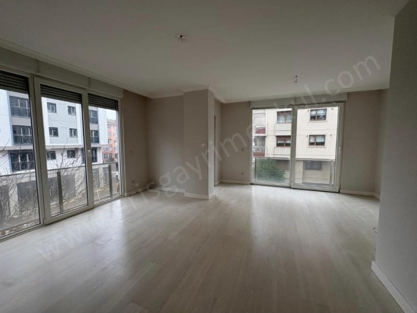 İSTANBUL KADIKÖY KOZYATAĞINDA METROYA ÇOK YAKIN YENİ BİNADA SATILIK 2+1