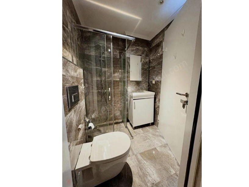 İSTANBUL KADIKÖY KOZYATAĞINDA METROYA ÇOK YAKIN YENİ BİNADA SATILIK 2+1