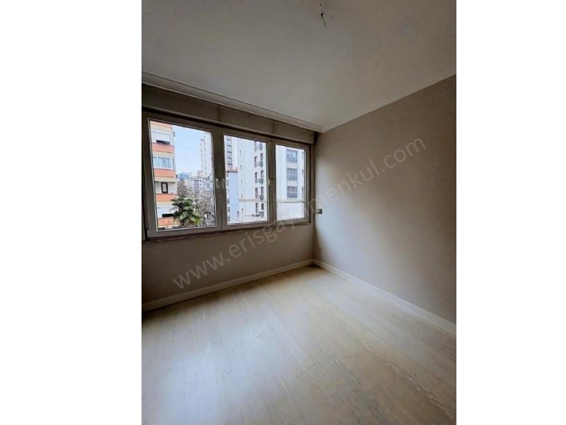 İSTANBUL KADIKÖY KOZYATAĞINDA METROYA ÇOK YAKIN YENİ BİNADA SATILIK 2+1