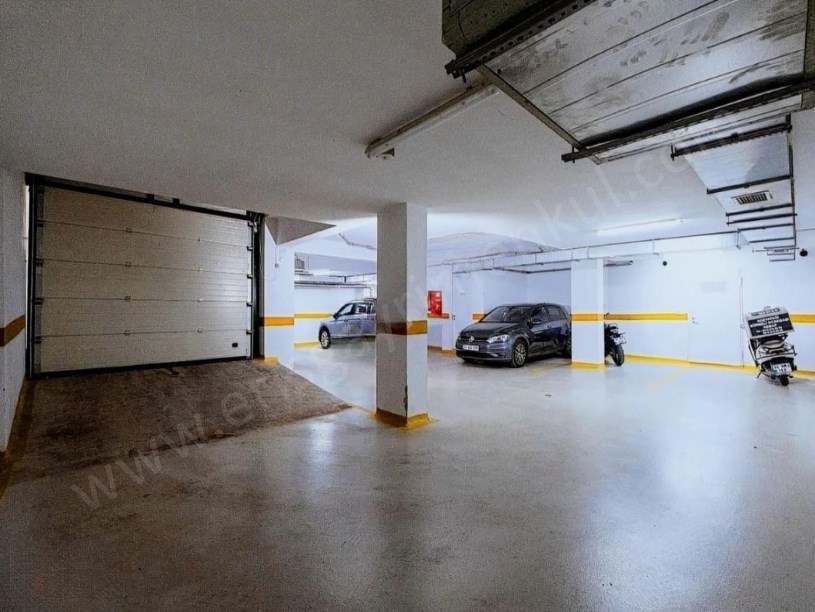 İSTANBUL KADIKÖY KOZYATAĞINDA METROYA ÇOK YAKIN YENİ BİNADA SATILIK 2+1