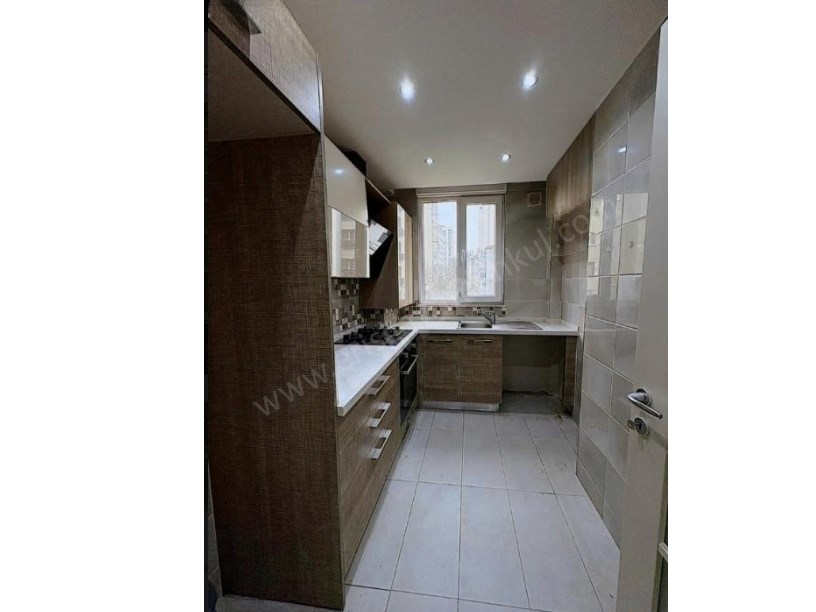 İSTANBUL KADIKÖY KOZYATAĞINDA METROYA ÇOK YAKIN YENİ BİNADA SATILIK 2+1