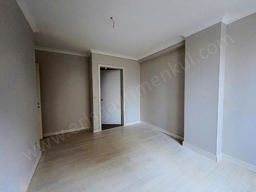 İSTANBUL KADIKÖY KOZYATAĞINDA METROYA ÇOK YAKIN YENİ BİNADA SATILIK 2+1