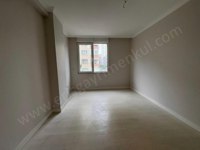 İSTANBUL KADIKÖY KOZYATAĞINDA METROYA ÇOK YAKIN YENİ BİNADA SATILIK 2+1