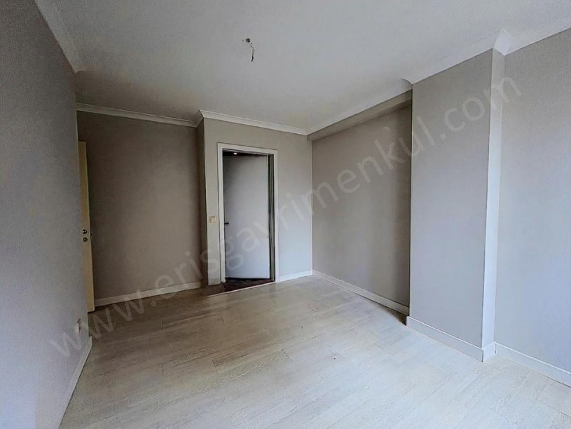 İSTANBUL KADIKÖY KOZYATAĞINDA METROYA ÇOK YAKIN YENİ BİNADA SATILIK 2+1