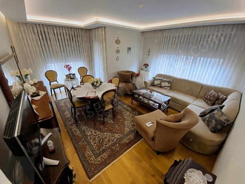 İSTANBUL KADIKÖY KOZYATAĞINDA HAVUZLU BALKONLU KATTA 3+1 SATILIK