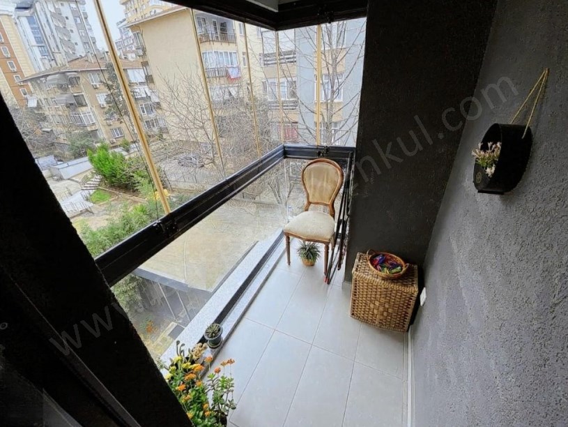 İSTANBUL KADIKÖY KOZYATAĞINDA HAVUZLU BALKONLU KATTA 3+1 SATILIK