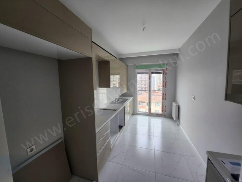 İSTANBUL KADIKÖY ŞENESENEVLERDE BALKONLU 3+1 SIFIR DAİRE