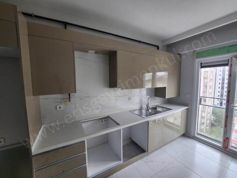İSTANBUL KADIKÖY ŞENESENEVLERDE BALKONLU 3+1 SIFIR DAİRE