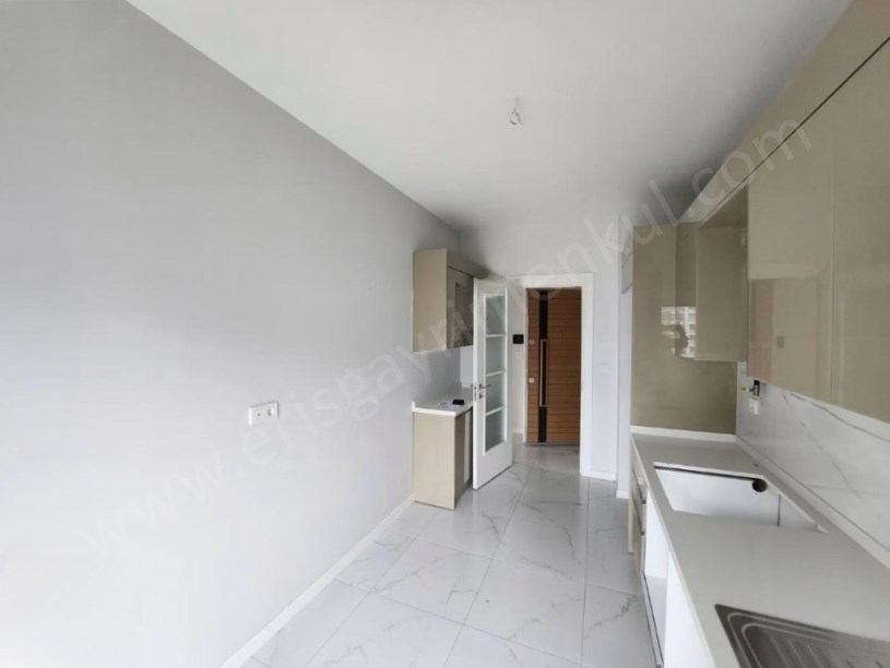 İSTANBUL KADIKÖY ŞENESENEVLERDE BALKONLU 3+1 SIFIR DAİRE