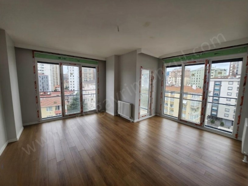 İSTANBUL KADIKÖY ŞENESENEVLERDE BALKONLU 3+1 SIFIR DAİRE