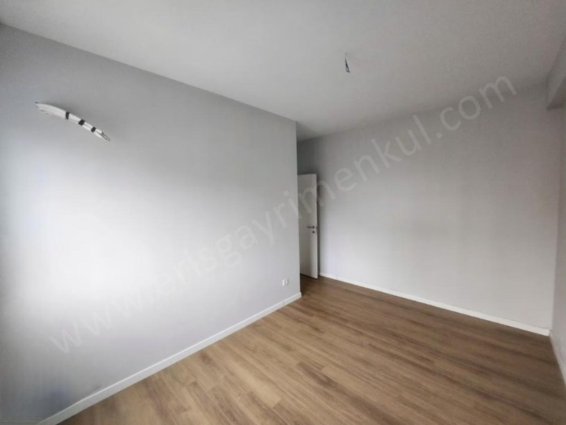 İSTANBUL KADIKÖY ŞENESENEVLERDE BALKONLU 3+1 SIFIR DAİRE