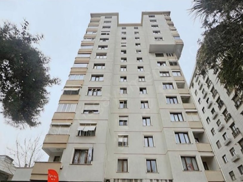 İSTANBUL KADIKÖY ATATÜRK CADDESİ ÖN CEPHE BALKONLU AYRI MUTFAKLI 3+1